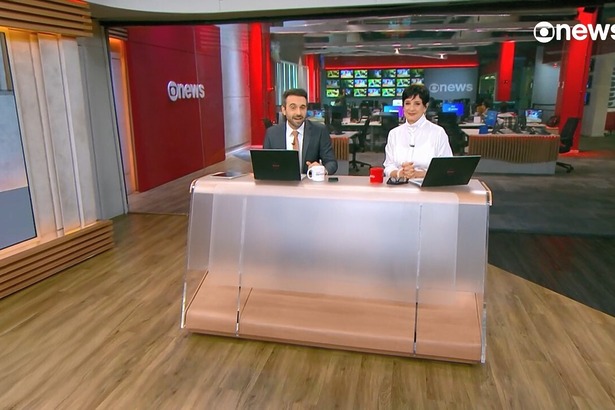 Victor Boyadjian e Mônica Waldvogel sentados na nova bancada do Em Ponto