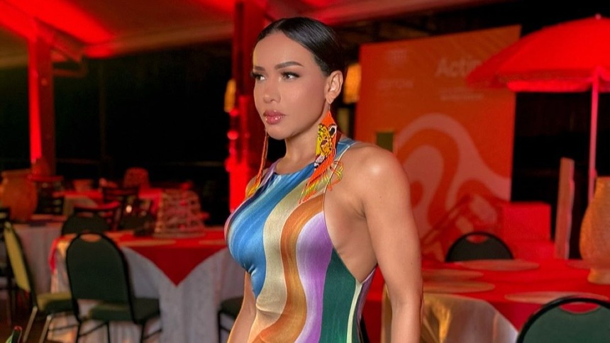 Viviane Batidão posando com vestido colorido