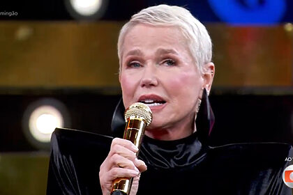 Xuxa no Domingão rebatendo críticas pela roupa ousada na turnê