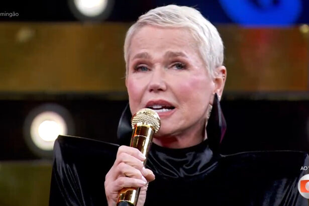 Xuxa no Domingão rebatendo críticas pela roupa ousada na turnê