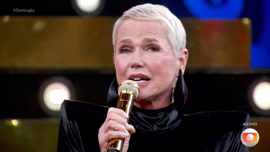 Xuxa no Domingão rebatendo críticas pela roupa ousada na turnê