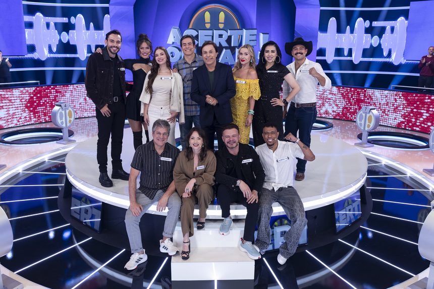 Elenco do Acerte Ou Caia ao lado de Tom Cavalcante no palco do programa