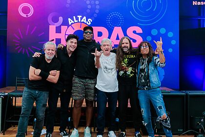 Sepultura, Luiz Caldas, Titãs e Serginho Groisman em pé no centro do palco do Altas Horas
