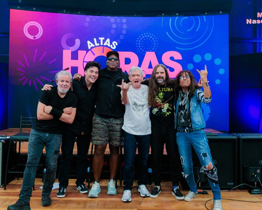 Sepultura, Luiz Caldas, Titãs e Serginho Groisman em pé no centro do palco do Altas Horas