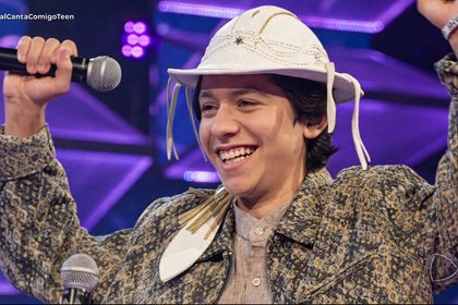 Antonio Marques levanta os braços e celebra vitória no Canta Comigo Teen 6