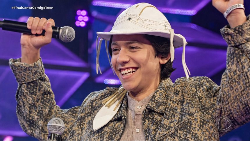 Antonio Marques levanta os braços e celebra vitória no Canta Comigo Teen 6
