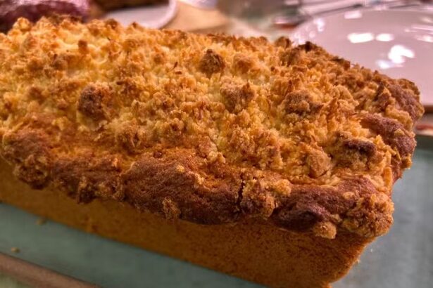 Bolo de coco com farofa crocante em receita do Mais Você