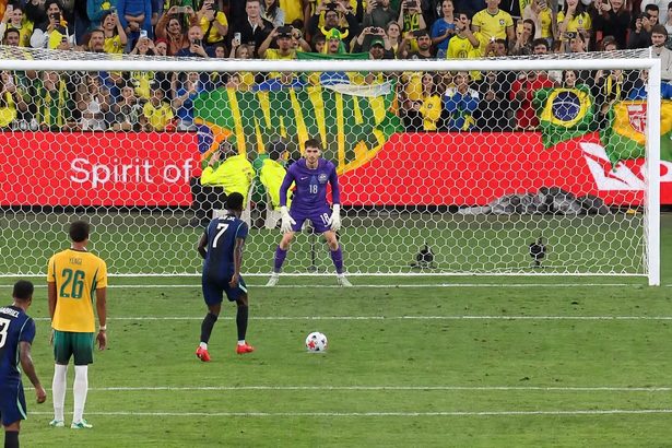 Vini Jr. em se prepara para tocar na bola e marcar um dos gols do amistoso Brasil X Austrália
