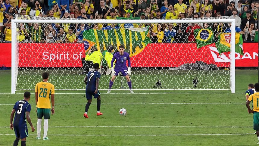 Vini Jr. em se prepara para tocar na bola e marcar um dos gols do amistoso Brasil X Austrália