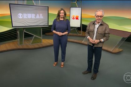 Cristina Vieira E Nelson Araujo em pé no cenário do Globo Rural
