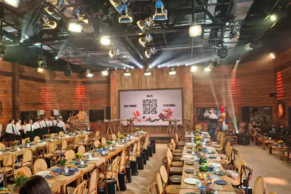 Novo Deck de Votação de A Fazenda em ângulo aberto com cadeiras e mesas para jornalistas na coletiva de imprensa