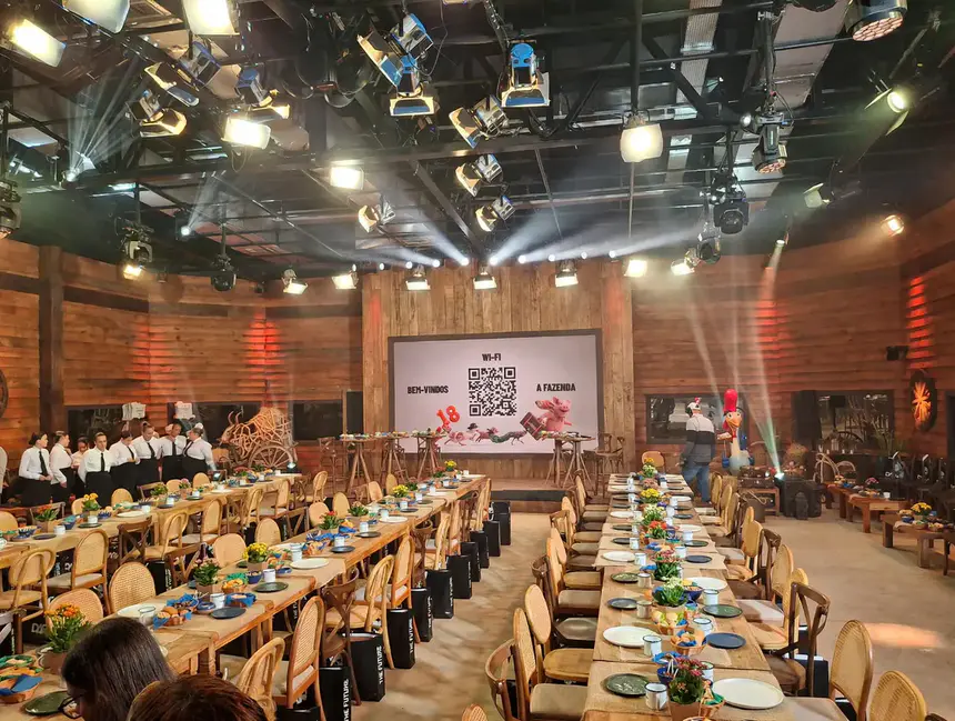 Novo Deck de Votação de A Fazenda em ângulo aberto com cadeiras e mesas para jornalistas na coletiva de imprensa