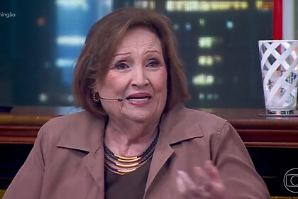 Dona Déa se emociona no palco do Domingão