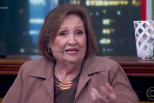 Dona Déa se emociona no palco do Domingão