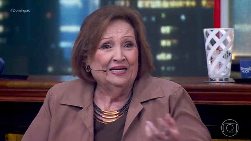 Dona Déa se emociona no palco do Domingão