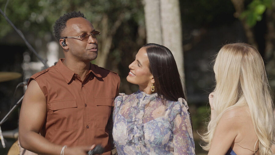 Thiaguinho e Carol Peixinho ao lado de Eliana
