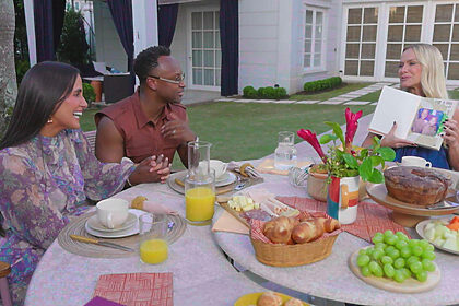 Thiaguinho e Carol Peixinho sentados numa mesa de café da manhã com Eliana no gramado de sua casa no ‘Em Família com Eliana'