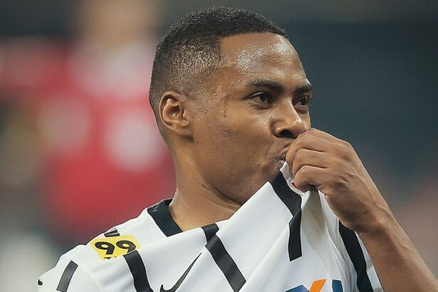 Elias com a camisa do Corinthians