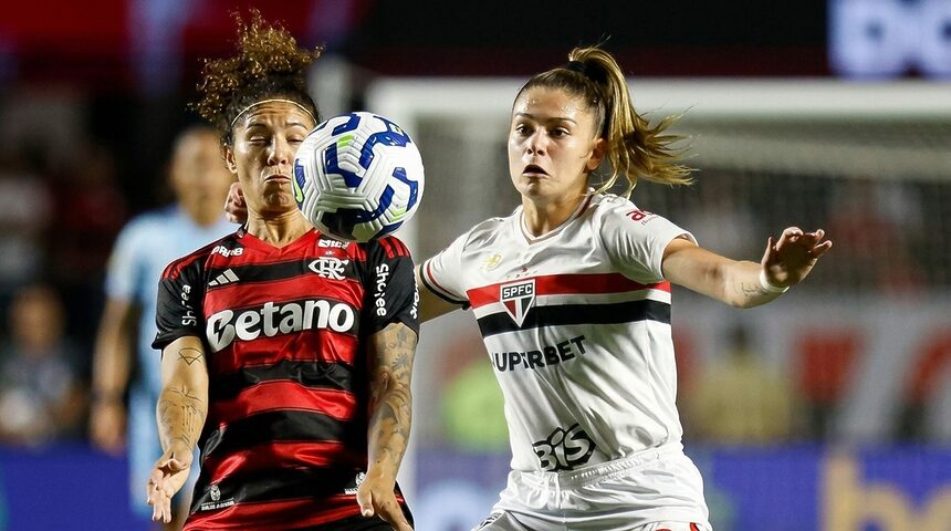 Flamengo X São Paulo em trecho de jogo no Brasileiro Feminino