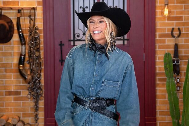 Galisteu sorridente de jaqueta jeans apresentando A Fazenda 18
