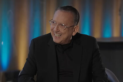 Galvão Bueno sorridente em entrevista na N Sports