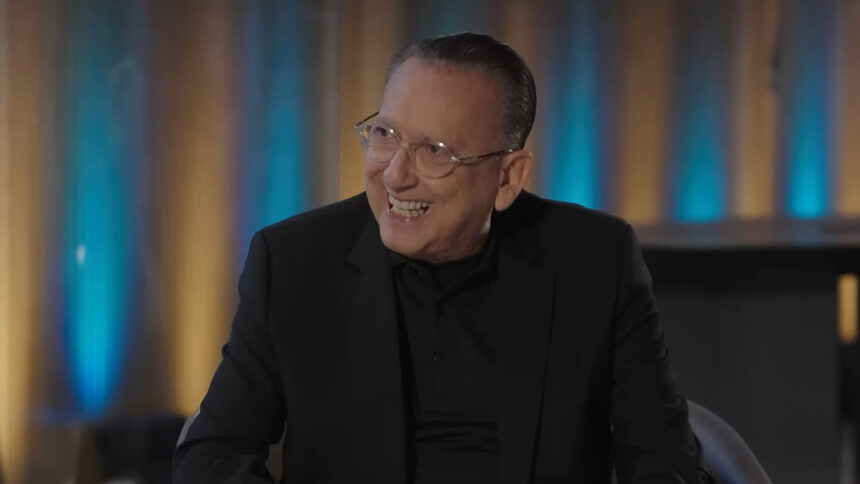Galvão Bueno sorridente em entrevista na N Sports