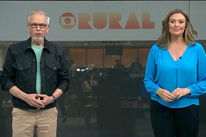 Nélson Araújo e Cristina Vieira em pé no cenário da Redação do Globo Rural