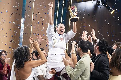 Jéssica levantando o troféu de campeã do MasterChef