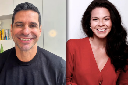 Montagem Alexandre Barrilari E Cacau Melo sorridentes para anúncio do Passa ou Repassa no Domingo Legal
