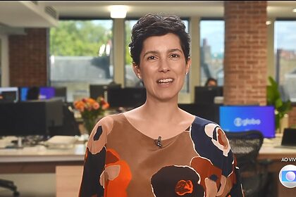 Cecília Malan sentada na Nova Redação da TV Globo em Londres