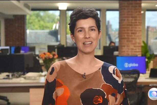 Cecília Malan sentada na Nova Redação da TV Globo em Londres