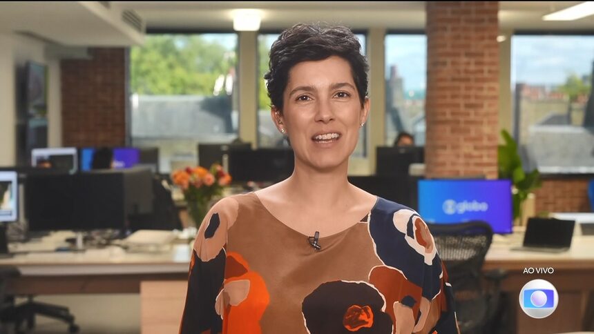 Cecília Malan sentada na Nova Redação da TV Globo em Londres