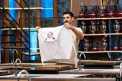 Patric deixando o avental na bancada após ser eliminado do MasterChef