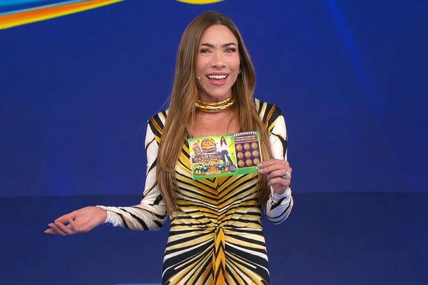 Patricia Abravanel segura bilhete verde do segundo sorteio da Tele Sena de Primavera de 2026