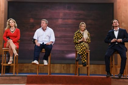 Maíra, Adryana, Sérgio e Daniel sentados no bancquinho Da Segunda Roça A Fazenda