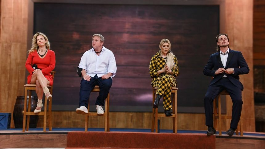 Maíra, Adryana, Sérgio e Daniel sentados no bancquinho Da Segunda Roça A Fazenda
