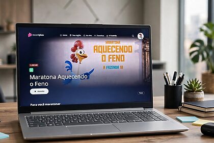 Tela da página de A Fazenda 18 aberta no Recordplus em um notebook em cima da mesa de um escritório
