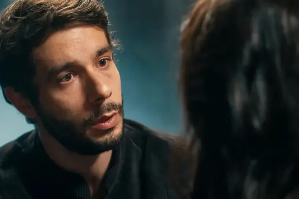 Vitor Novello como Jeroboão em cena emocionante da série Reis