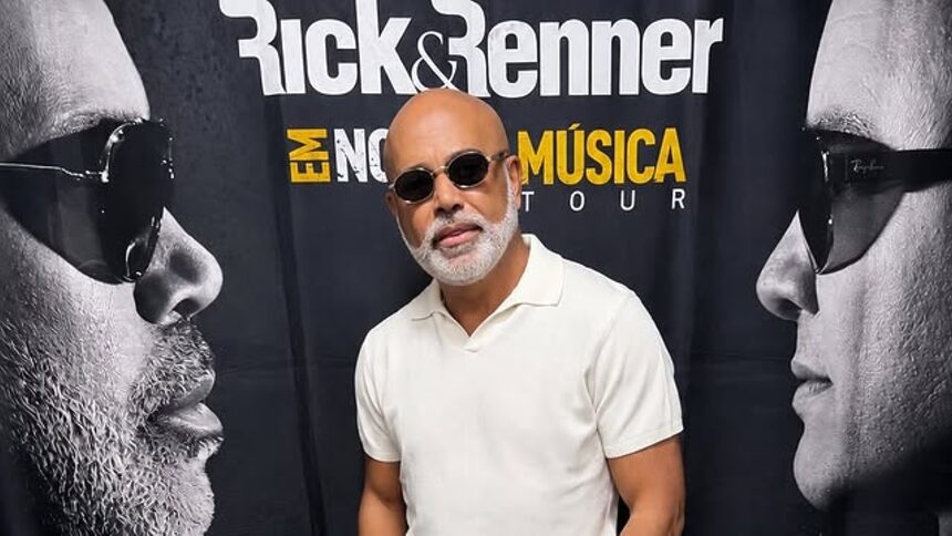 Cantor Rick Sollo posando em frente ao telão da dupla