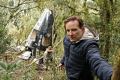 Roberto Cabrini No Local Do Acidente De Rick Sollo mostrando os destroços do helicóptero