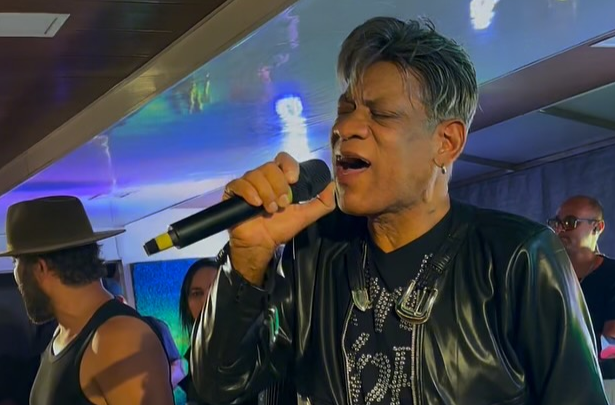 Rogerio Valenca cantando em cima de um palco