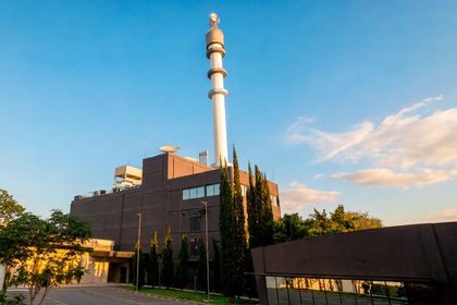 Sede Da Record em São Paulo, com a torre da emissora em um dia ensolarado