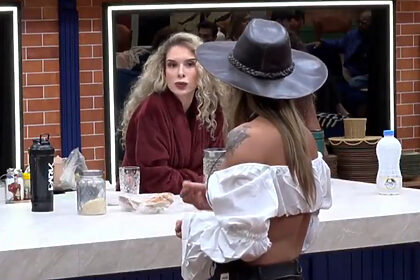 Stephanie e Fran em discussão na cozinha de A Fazenda 18