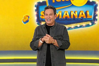 Luis Ricardo sorridente em frente ao telão da Tele Sena Semanal edição de 121
