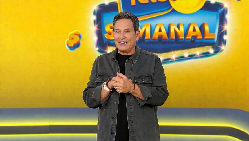 Luis Ricardo sorridente em frente ao telão da Tele Sena Semanal edição de 121