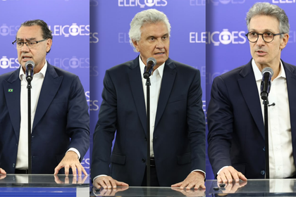 Augusto Cury, Ronaldo Caiado e Zema em pé no púlpito do Debate Globo