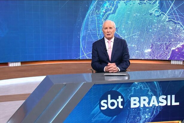 Celso Freitas sentado na bancada do SBT Brasil