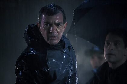 Antonio Banderas assustado e todo molhado em uma cena noturna do filme Assassinos Múltiplos