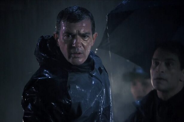 Antonio Banderas assustado e todo molhado em uma cena noturna do filme Assassinos Múltiplos