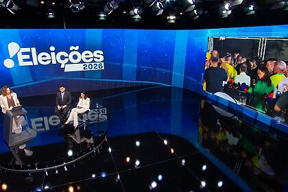 Fabíola Cidral, em pé no centro do cenário da cobertura das Eleições 2026 na RedeTV!